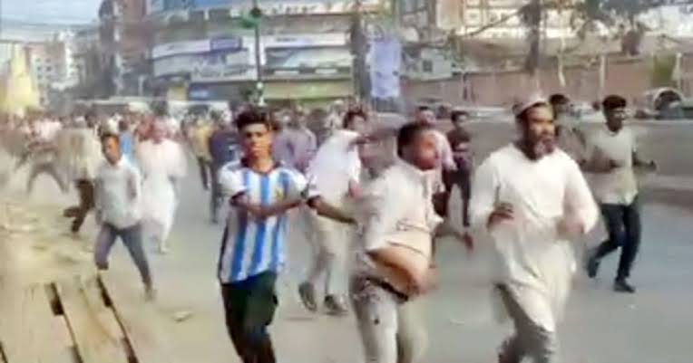 চট্টগ্রামে নিউমার্কেট ফুটপাত দখলমুক্ত অভিযান