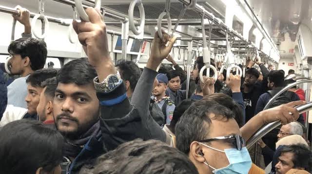 হঠাৎ বন্ধ মেট্রোরেল