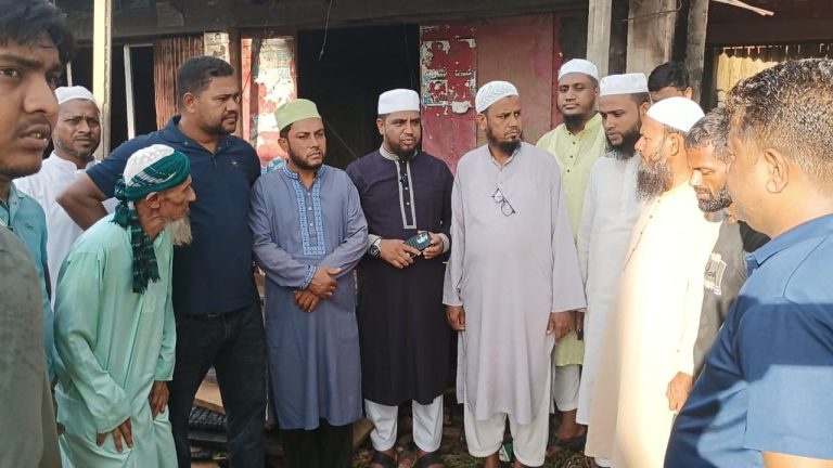 রাঙ্গুনিয়ায় অগ্নিকাণ্ডে ক্ষতিগ্রস্ত দোকান পরিদর্শনে জামায়াত নেতৃবৃন্দ