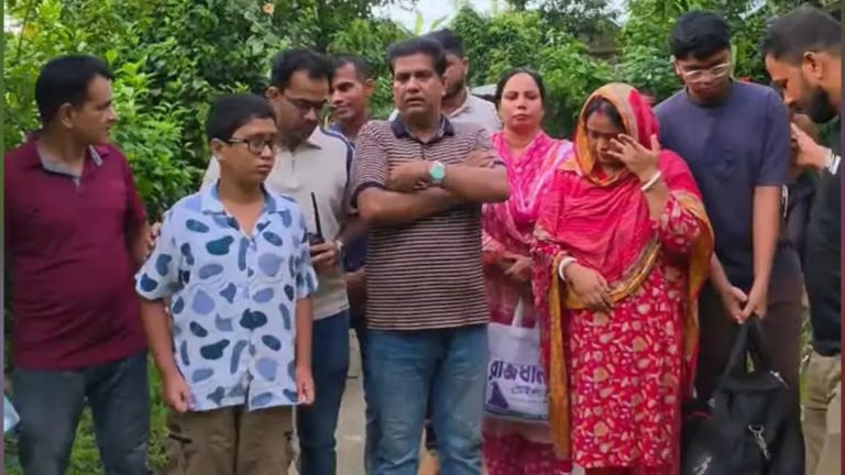 ঋণের চাপে আত্মগোপনে যাওয়া চাঁদপুরের স্বর্ণ ব্যবসায়ী পটিয়া থেকে সপরিবারে আটক