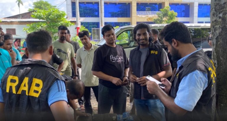 পটিয়ায় এসআরবির অভিযান: ৪ হাজার ইয়াবাসহ বাসযাত্রী আটক