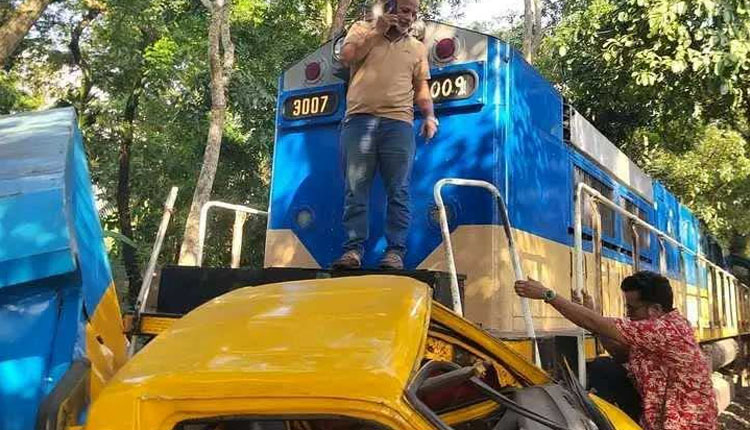 পটিয়ায় কাভার্ডভ্যানের ধাক্কায় ছিটকে গেল ট্রেনের বগি