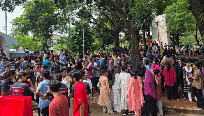 চুয়েটে নতুন উপাচার্যের পথরোধ, মূল ফটকে অবস্থান শিক্ষার্থীদের