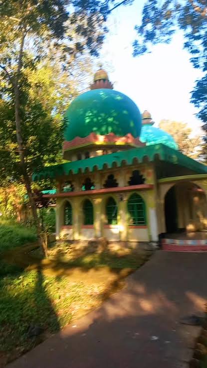 এতিমের হক নষ্টকারী ও দুর্নীতিবাজদের বিরুদ্ধে এলাকাবাসীর তীব্র হুংকার
