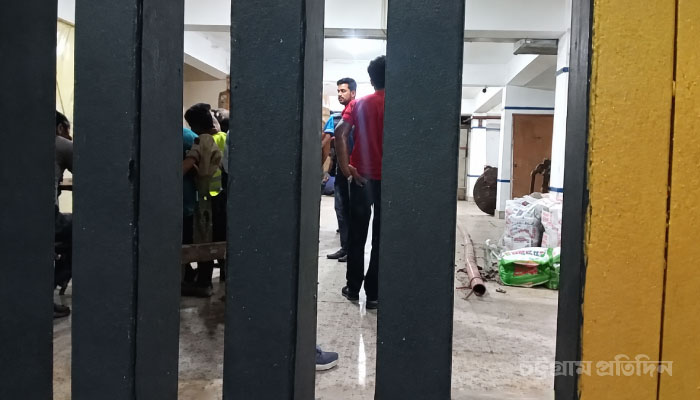 খুলশীর এক ভবন থেকে পাঁচ দেশের ৭০ নাগরিক গ্রেপ্তার