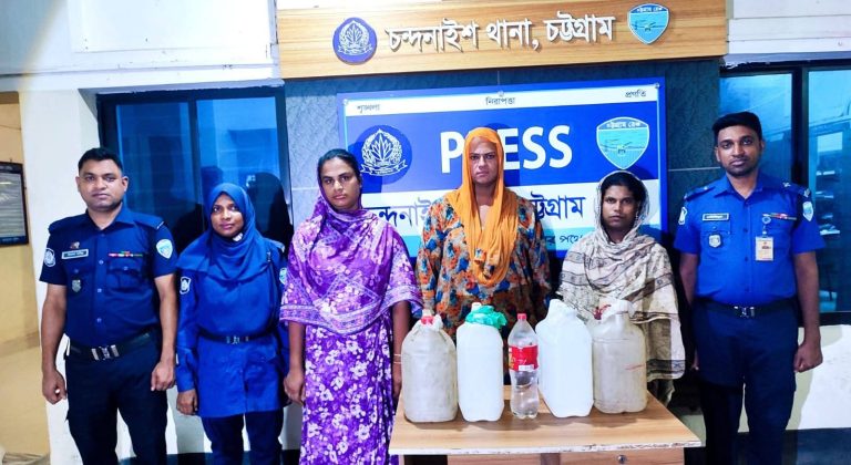 চন্দনাইশের ধোপাছড়িতে ৪২ লিটার চোলাইমদসহ ৩ জন আটক, সিএনজি জব্দ